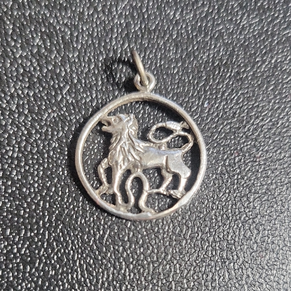 925 Vintage Sterling Silver Leo Zodiac Circle Necklace Pendant